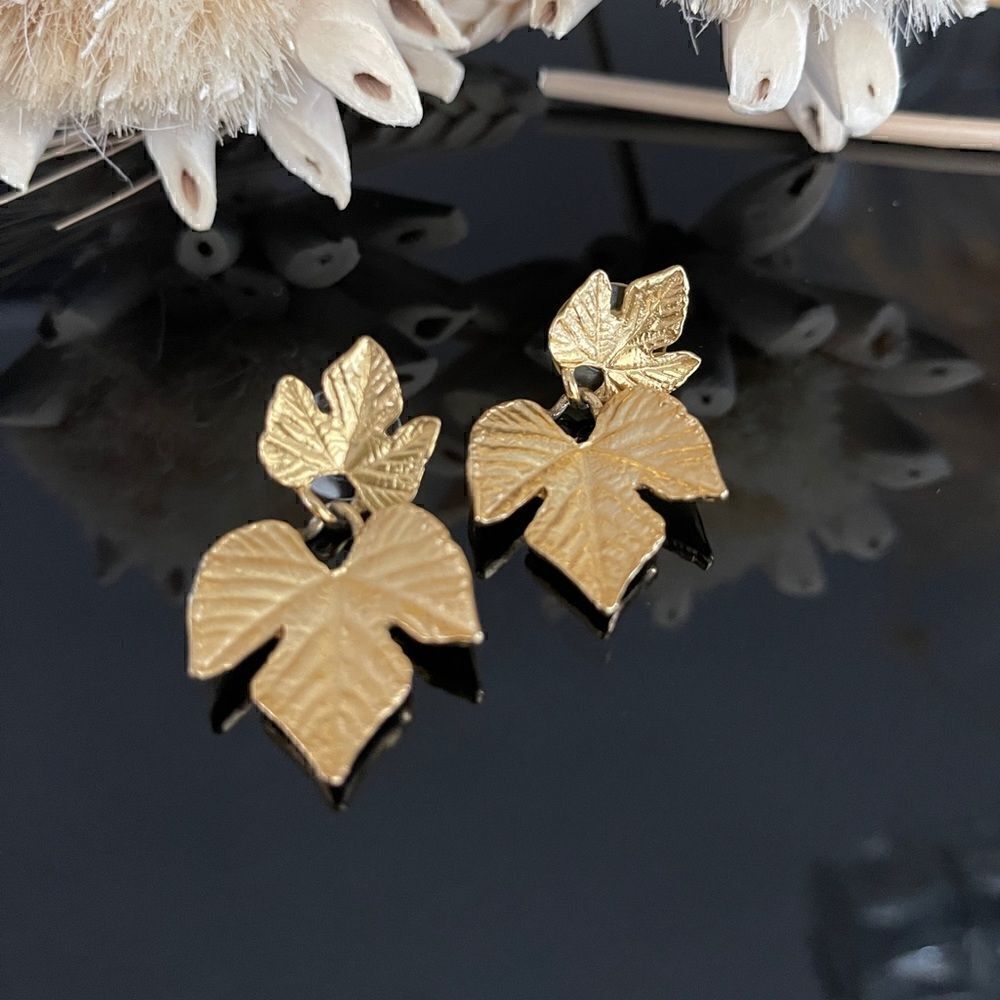 VINTAGE Gold tone leaf trifari rare dangle earrings
